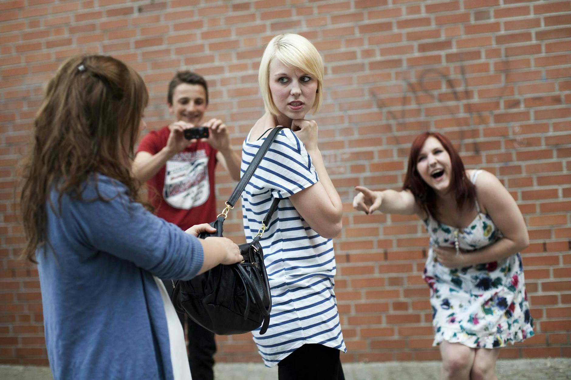 Mobbing trifft nicht nur Jugendliche in der Schule, sondern auch Erwachsene im Job.