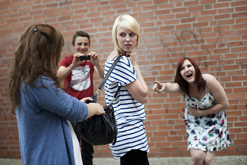 Mobbing trifft nicht nur Jugendliche in der Schule, sondern auch Erwachsene im Job.