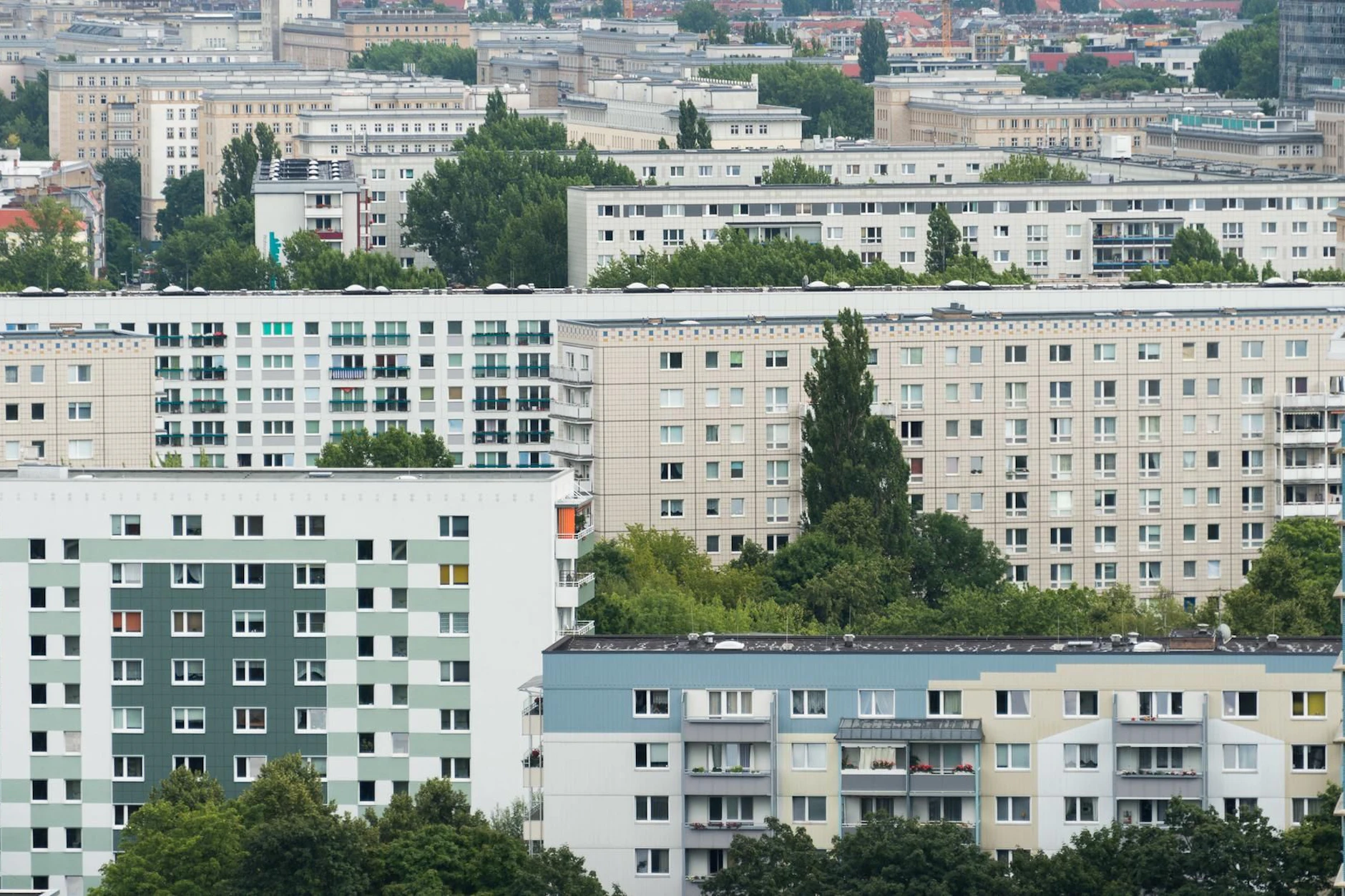 Wohnblöcke in Berlin-Marzahn. Die Keller der WBS70 Bauten können Schutzräume sein.