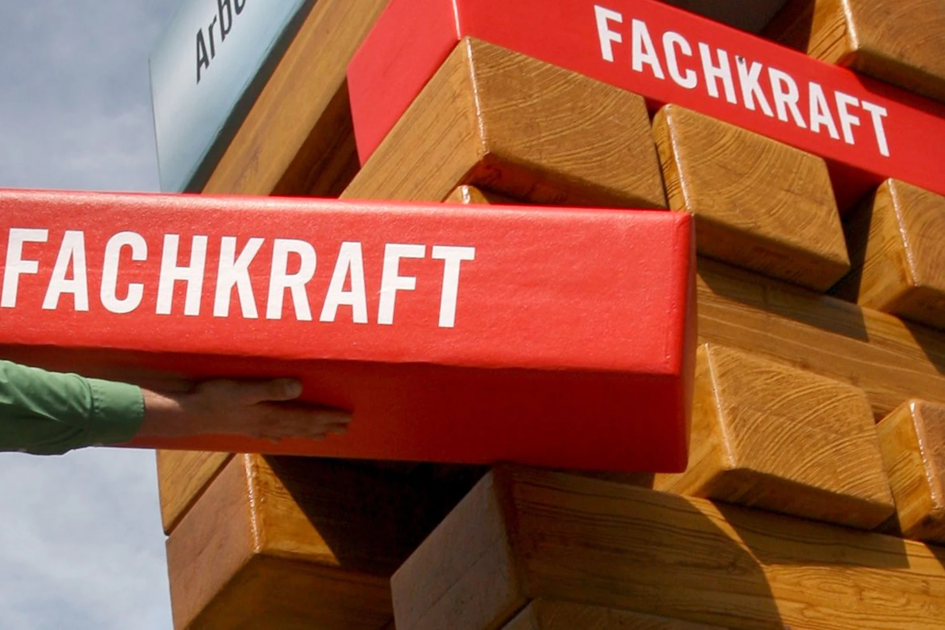 Ein Baustein mit dem Wort Fachkräftemangel. Die Berliner Lösung könnte im Südwesten Afrikas liegen.