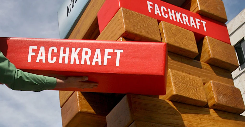 Ein Baustein mit dem Wort Fachkräftemangel. Die Berliner Lösung könnte im Südwesten Afrikas liegen.