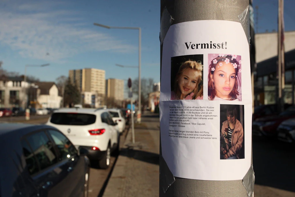 Plakat zur Suche nach der vermissten Rebecca. Seit 2019 hofft ihre Familie auf Antworten.