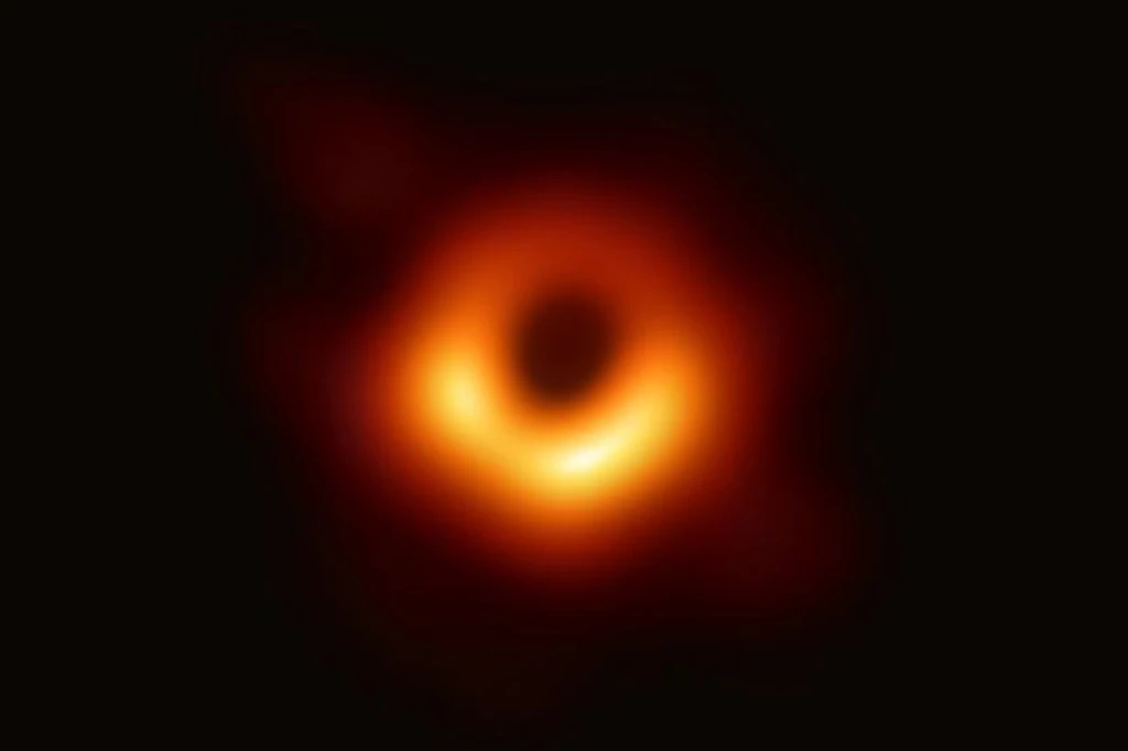 Schwarzes Loch – erkennbar an seiner Akkretionsscheibe aus eingefangener, leuchtender, heißer Materie. Andere schwarze Löcher „schlafen“ dagegen – so auch das jüngst entdeckte.