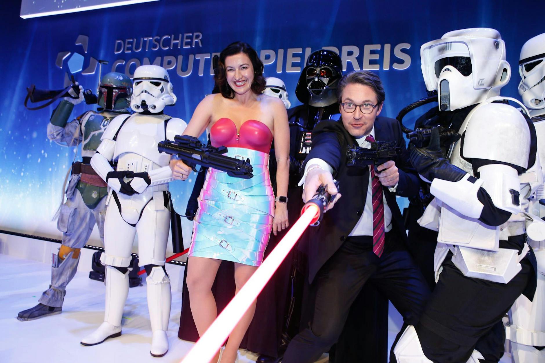 Das waren noch Zeiten: Dorothee Bär und Andreas Scheuer beim Deutschen Computerspielpreis 2019 in Berlin als Star-Wars-Kämpfer. Echte KI-Androiden schickt bald China zum Mond.