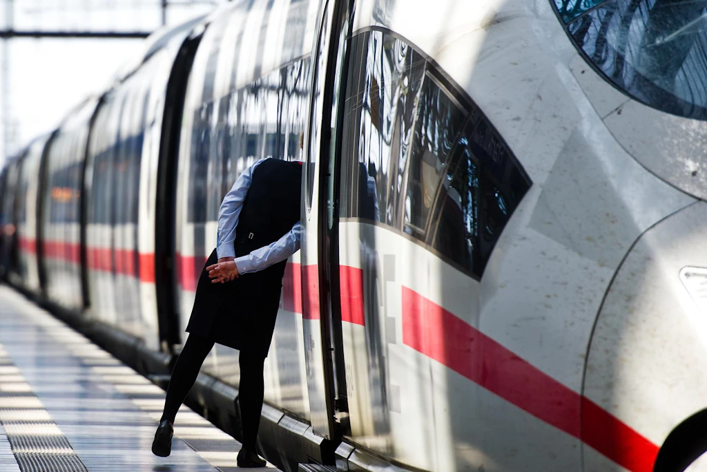 Wertsachen vergessen? Ein kurzer Blick vor Verlassen des Zuges hilft – und spart bares Geld.