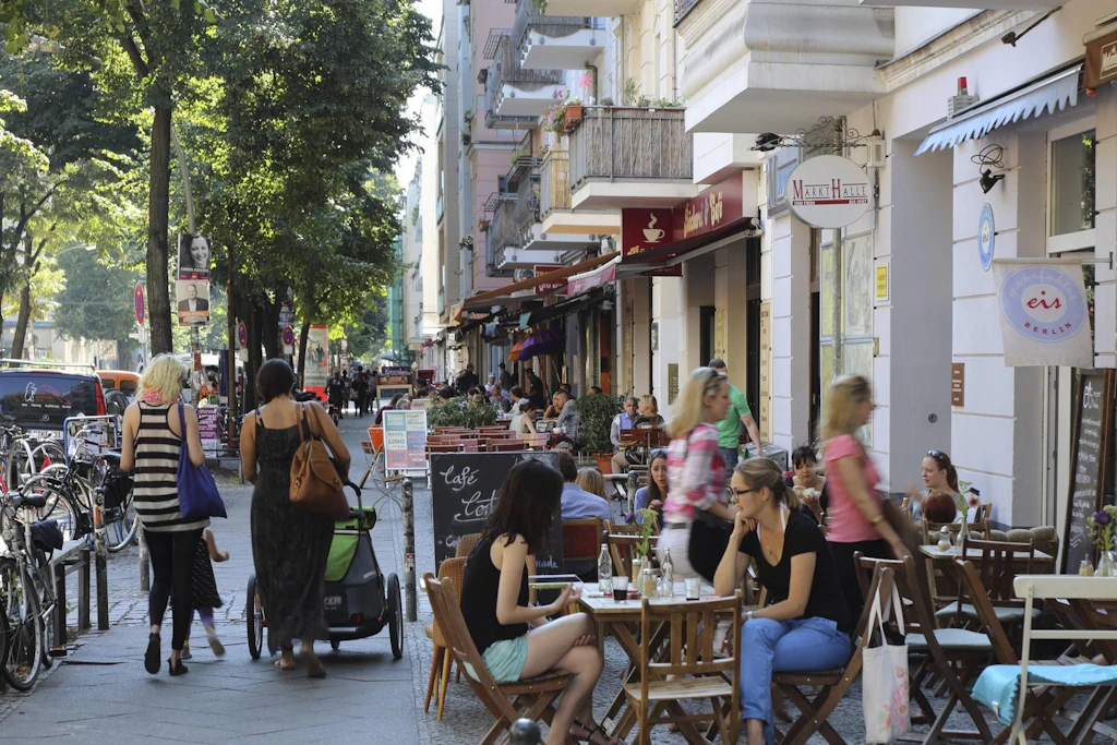 Beliebte Kneipenmeile: die Simon-Dach-Straße in Friedrichshain. Auch hier sieht „Xhain beruhigt sich“ Änderungen vor.