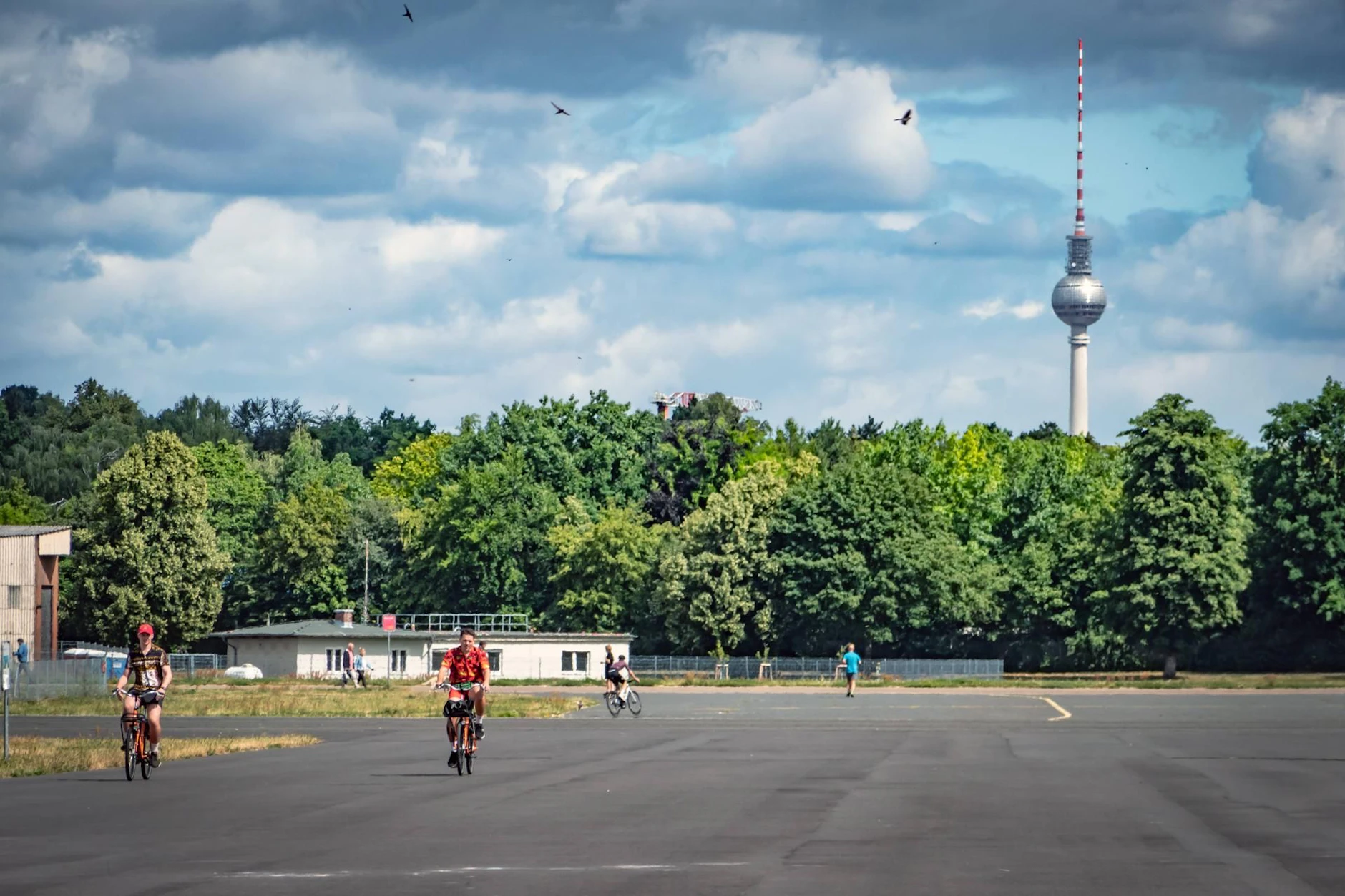 Fahrradfahrer radeln über das Tempelhofer Feld. Kaum eine Fläche in Berlin hat wohl so viel Freizeitwert wie diese.