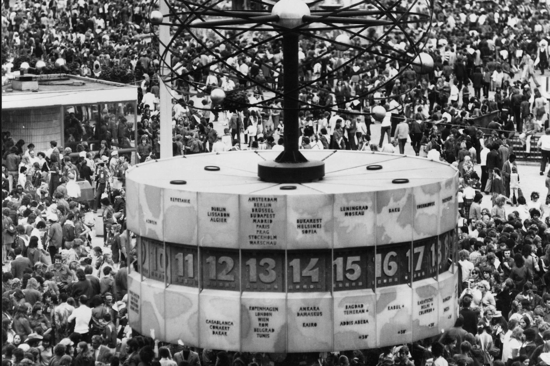 Die Welt wird sich weiterdrehen und die Zeit auch, egal wie das System der Zukunft aussieht. Anstatt in West und Ost zu denken (in Schwarz und Weiß, sozusagen), sollten wir gemeinsam eine neue deutsche Ordnung erschaffen und wieder anfangen, Brücken zu bauen.