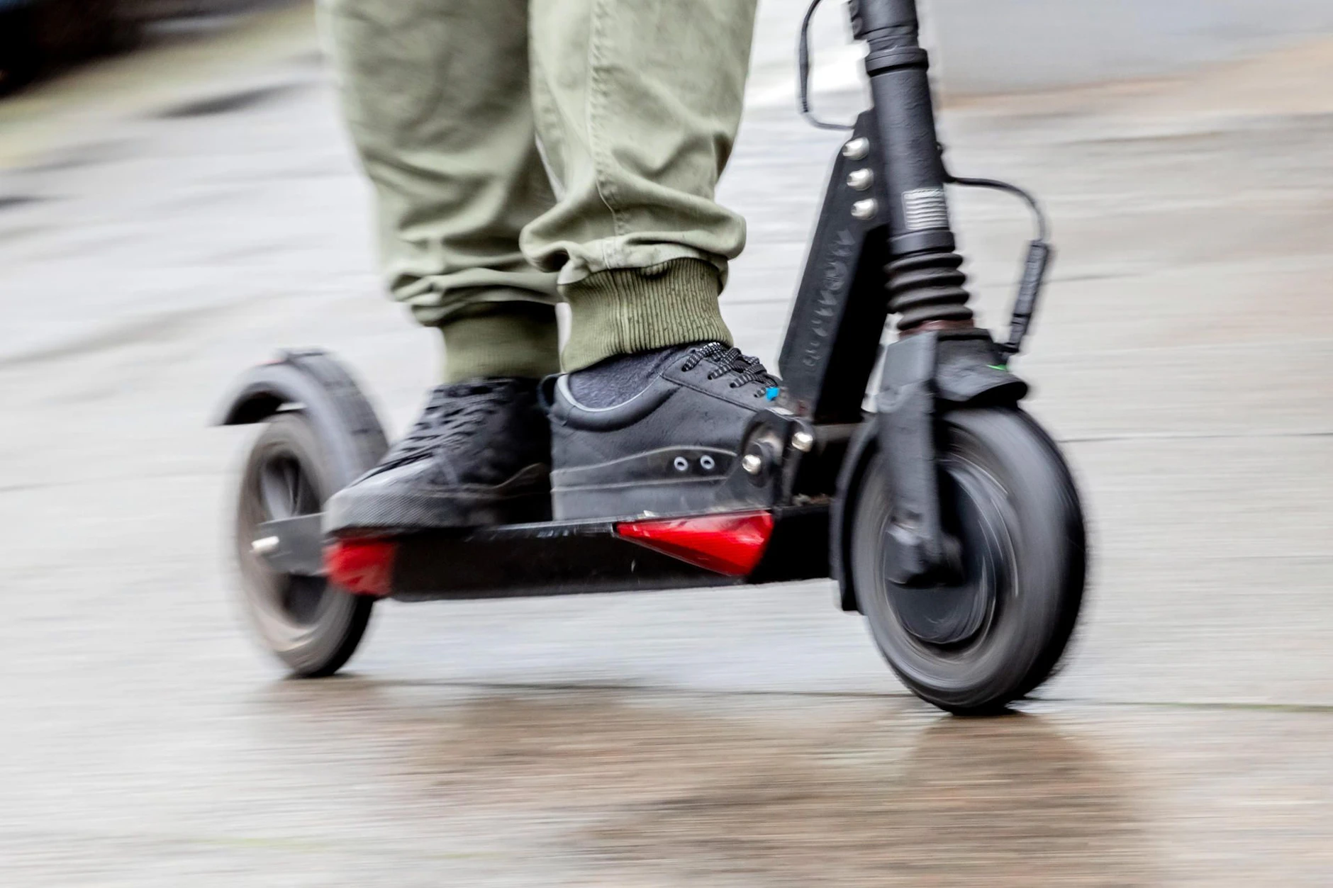 E-Scooter zu fahren ist oft schwerer, als es zunächst scheint.