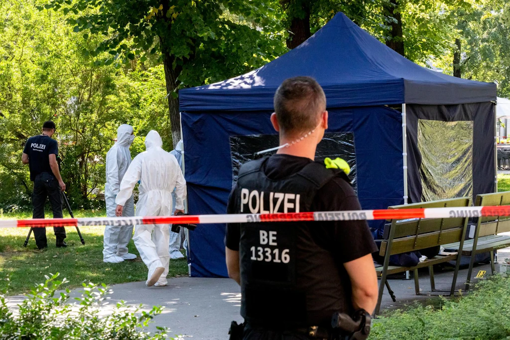 Hier wurde Selimchan Changoschwili 2019 im Tiergarten erschossen. Die Polizei am Tatort.