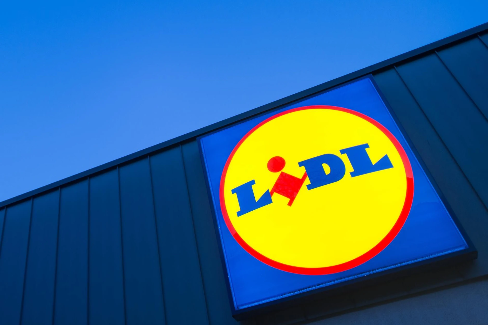Das Lidl-Logo leuchtet an einer Filiale – der Discounter strukturiert seinen Nonfood-Bereich in allen 3.271 deutschen Filialen neu.