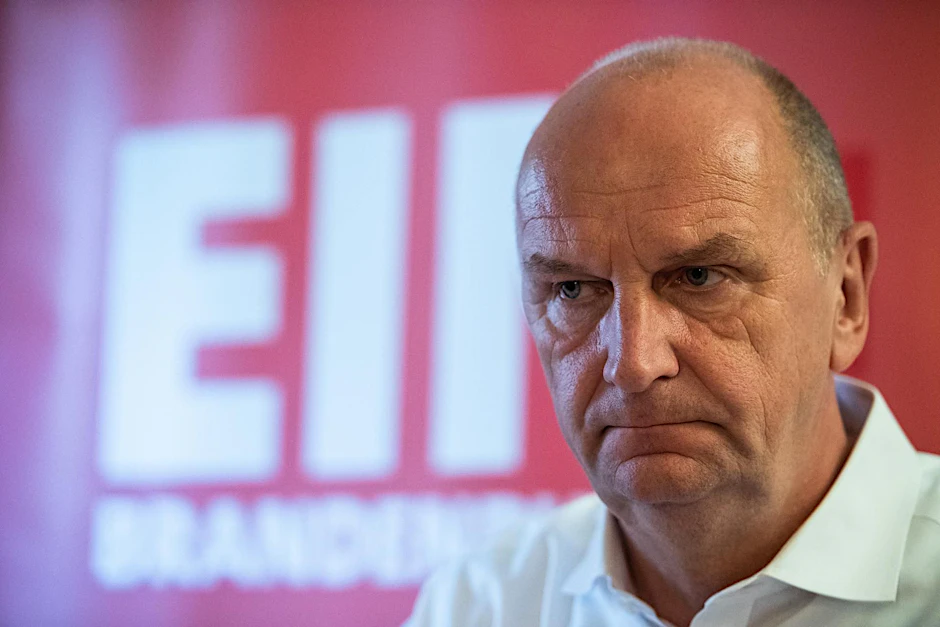 Eine enge Mitarbeiterin von Dietmar Woidke soll gegenüber einer Kollegin handgreiflich geworden sein.