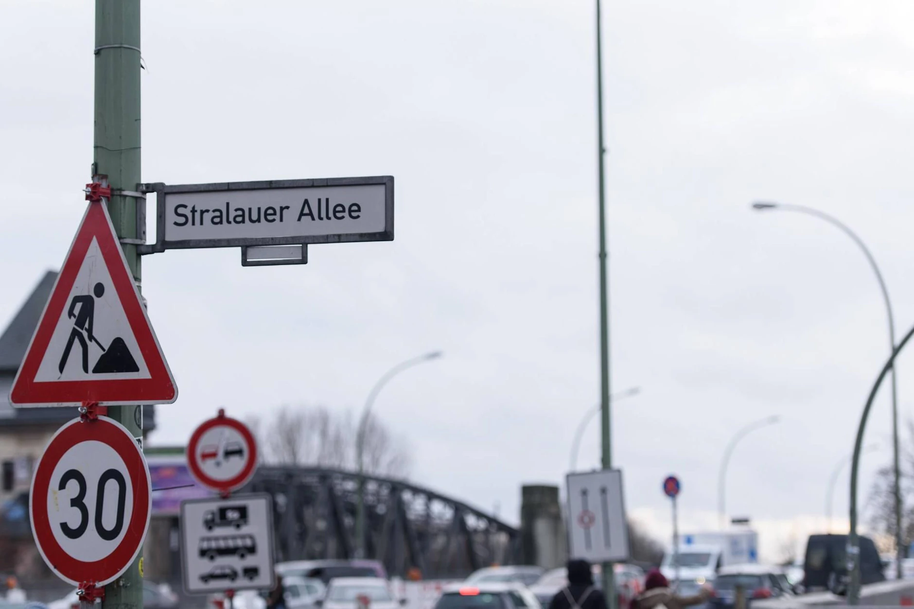Zwei Wochen lang wird es für Autofahrer in der Stralauer Allee eng.