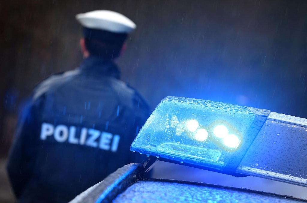 Polizisten-mit-Glasflasche-angegriffen-vier-Beamte-verletzt