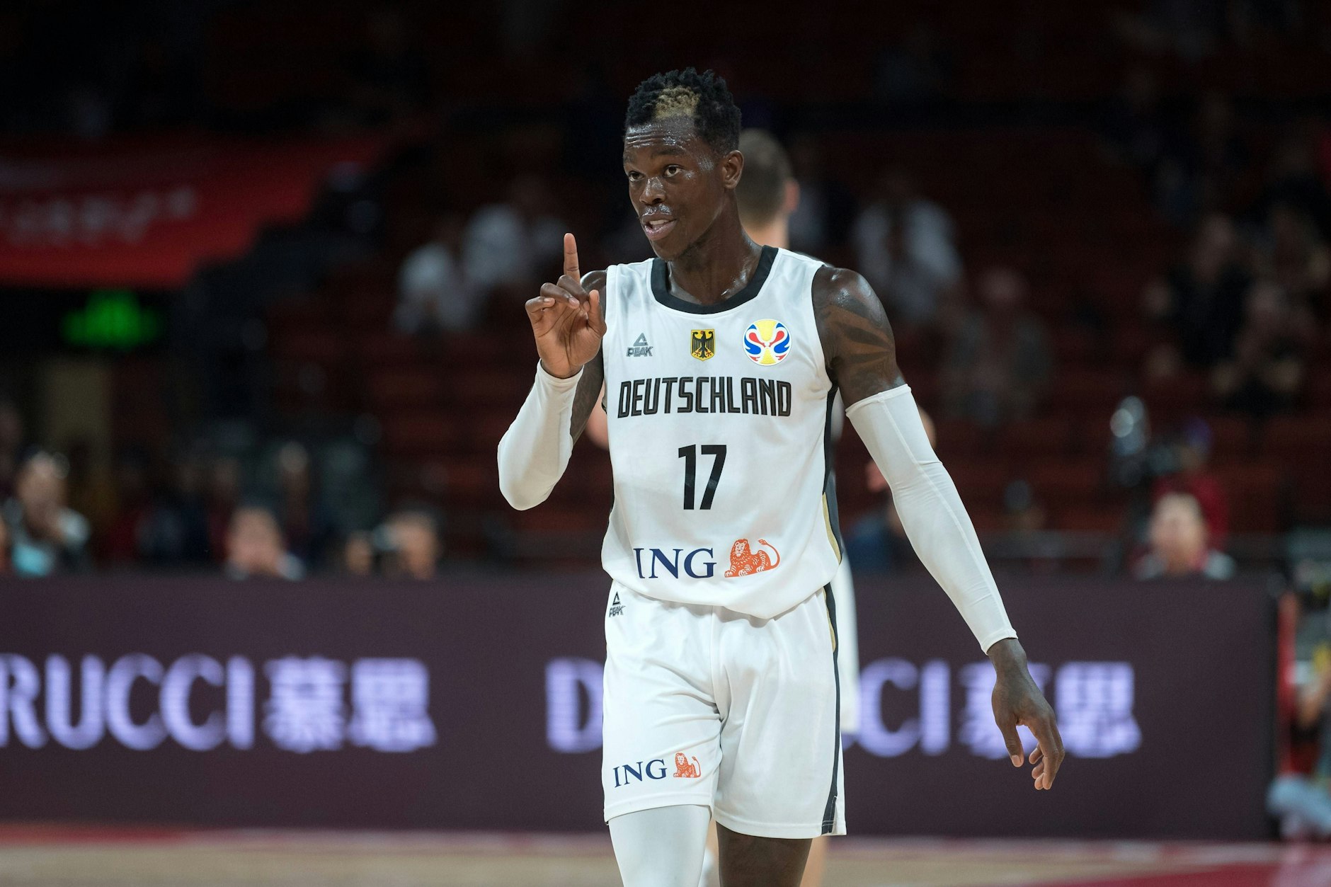Deutschlands NBA-Star Dennis Schröder (32) sorgt immer wieder für Schlagzeilen. Auf und neben dem Basketballplatz.