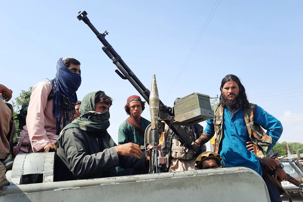 Taliban-Kämpfer auf dem Weg zur pakistanischen Grenze