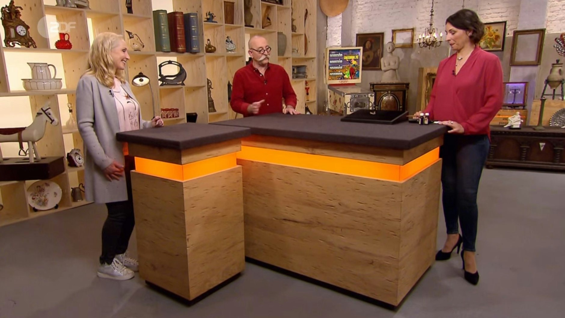 „Bares für Rares“-Expertin Wendela Horz erzählte die Geschichte zur Brosche und zum Schwan, der nicht immer ehrlich ist.