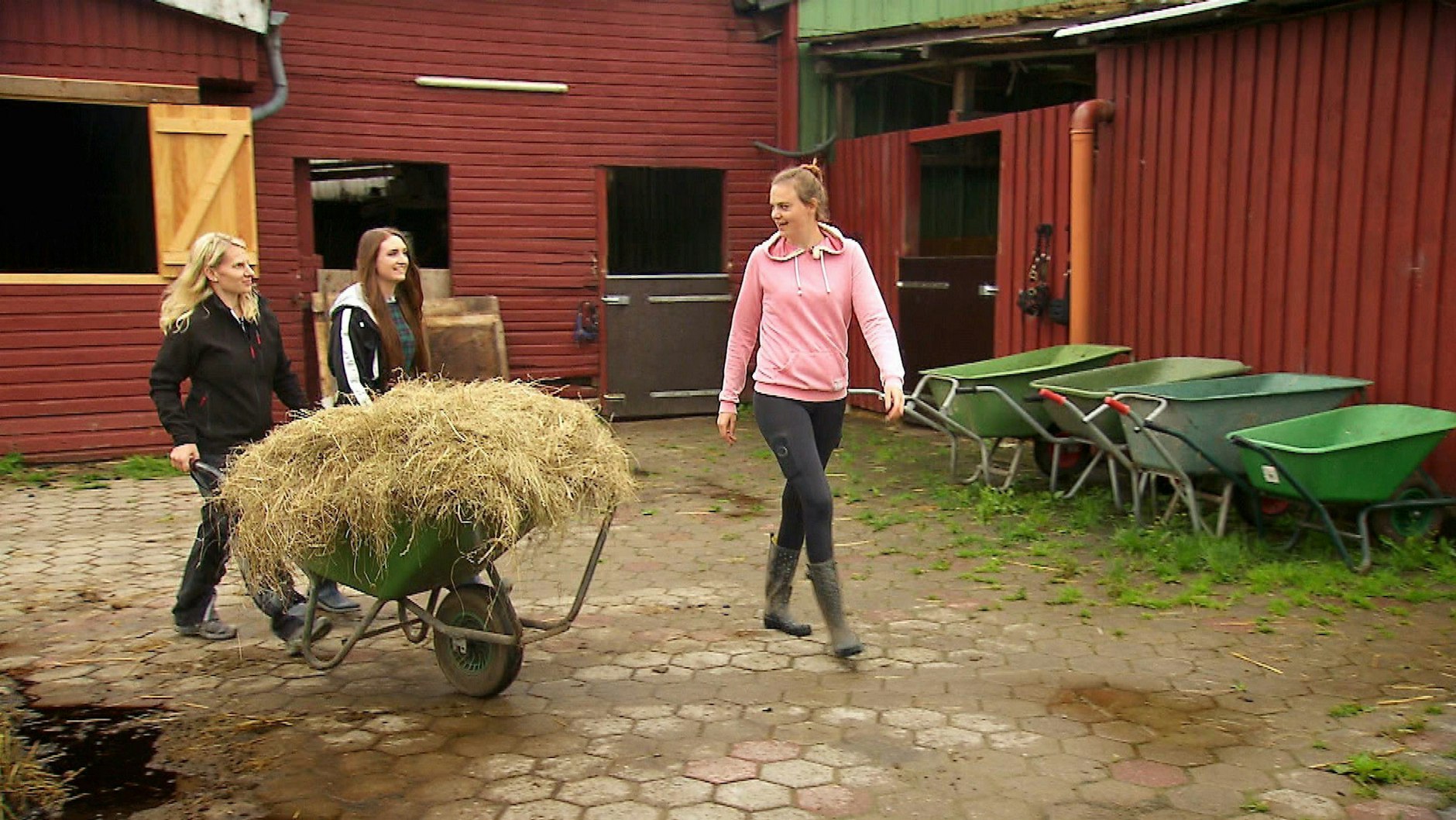 Bei „Bauer sucht Frau“-Pferdewirtin Lara müssen Franziska und Melanie bei der Hofwoche schon mit anpacken.