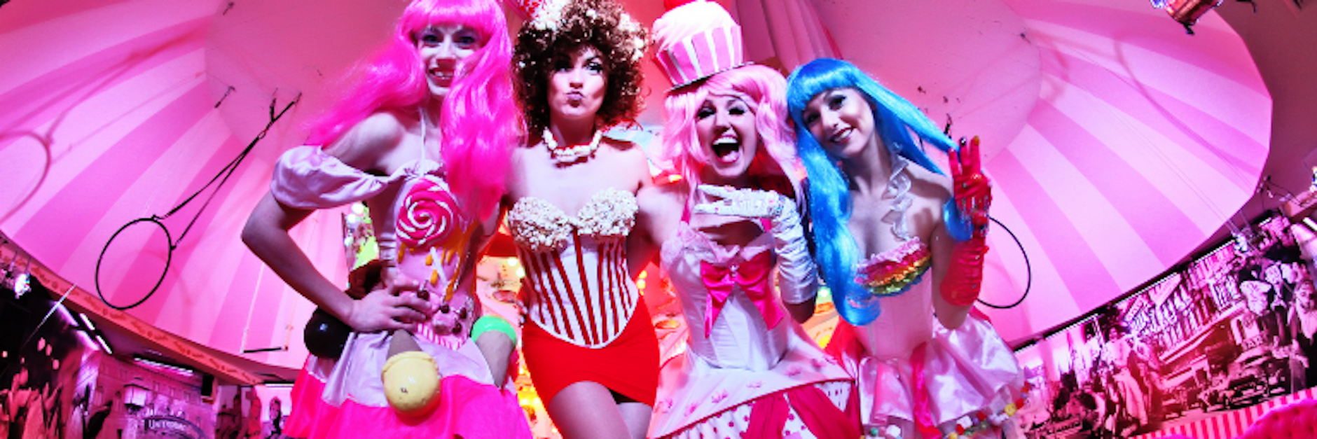 Ein pinkes Karussell ist gleichzeitig Bühne und Bar, an der Decke schwingen Artisten und dazwischen gibt es Burleque-, Can Can-, Travestie und richtig gutes Essen. Mehr Erlebnisgastronomie geht kaum!