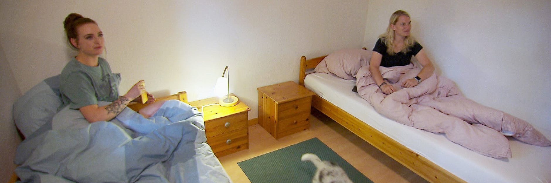 „Bauer sucht Frau“-Bäuerin Lara ist geschockt. Am Morgen findet sie Franzi im Zimmer von Melanie.