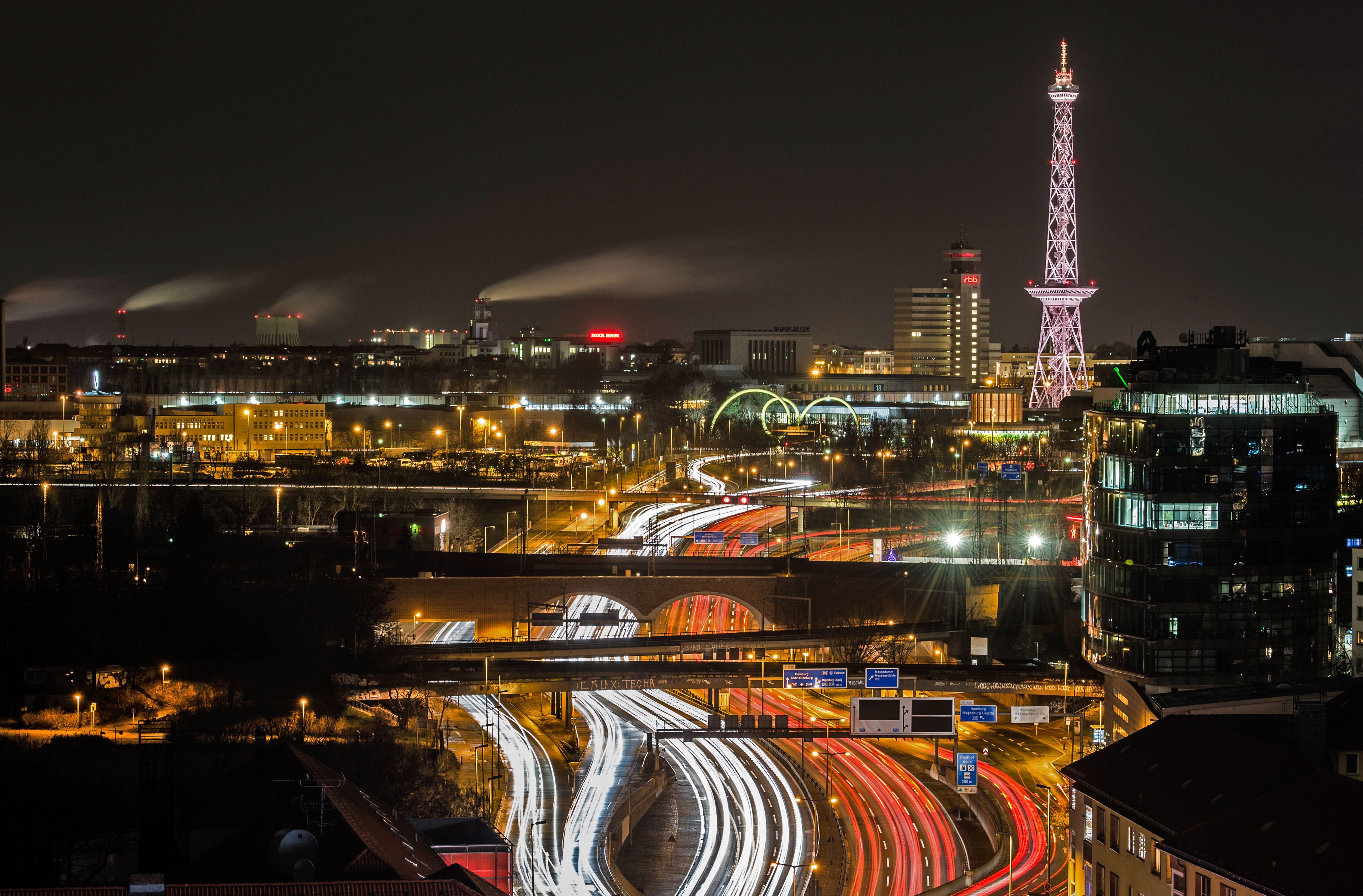 Weiter nur einspurig! Mega-Stau auf der A100 geht in die Verlängerung