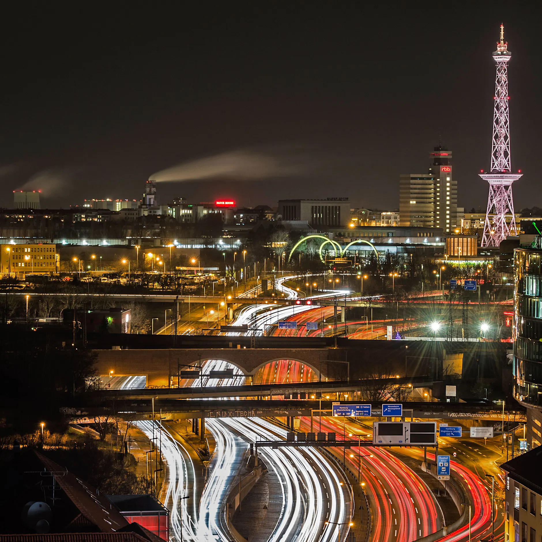 Weiter nur einspurig! Mega-Stau auf der A100 geht in die Verlängerung