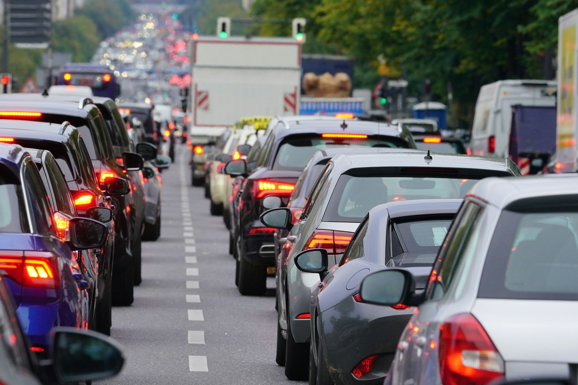 Gefühlt war an diesem Abend die halbe Stadt dicht: Auf den Straßen und in den Bahnen stockte es heftig.