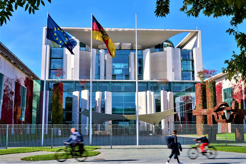 Das Kanzleramt ist eine Behörde, die den Kanzler bei seiner Arbeit unterstützt.
