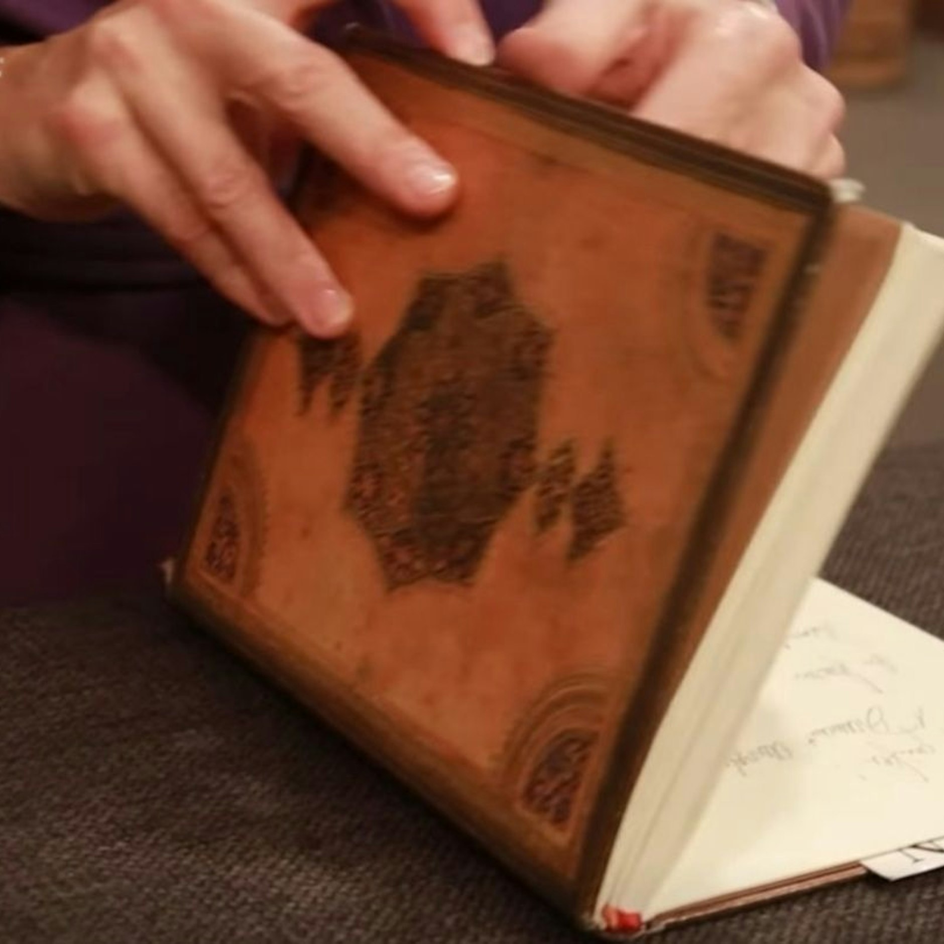 In diesem hübschen Buch notiert sich „Bares für Rares“-Expertin Wendela Horz alles, was sie über die Objekte in der Sendung erzählen will.