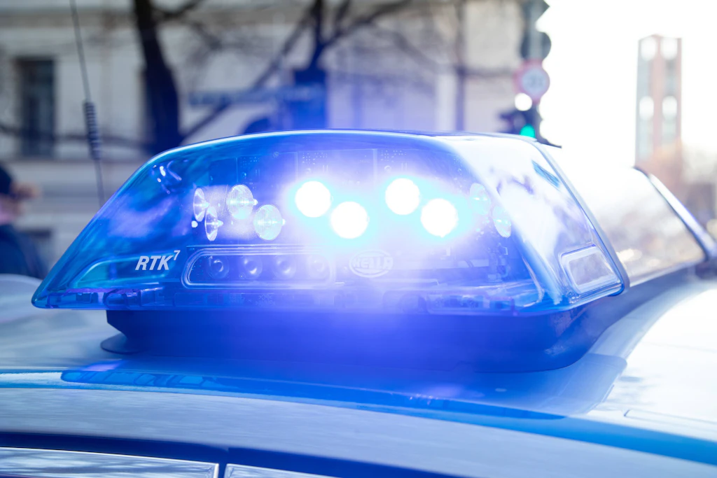 Die Polizei musste in Niedersachsen einen Jugendlichen aus einem abgestellten Linienbus befreien.