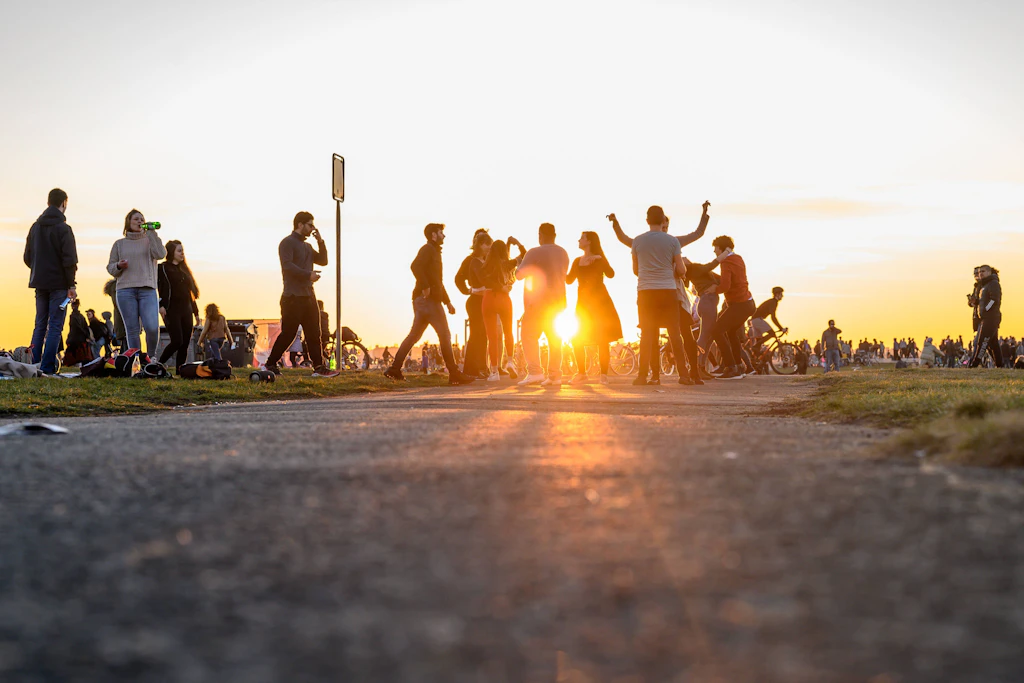 Besucher auf dem Tempelhofer Feld an einem warmen Frühlingstag. Die Aufnahme entstand während der Corona-Pandemie, als auf dem Gelände Abstands- und Kontaktregeln galten.