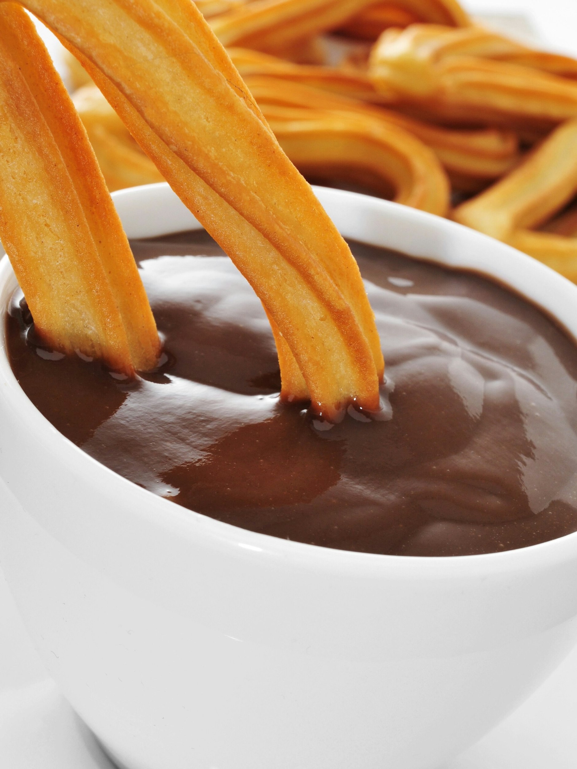 Churros werden oft mit Schokoladensoße serviert. Doch zu diesem Rezept passen auch andere Dips.