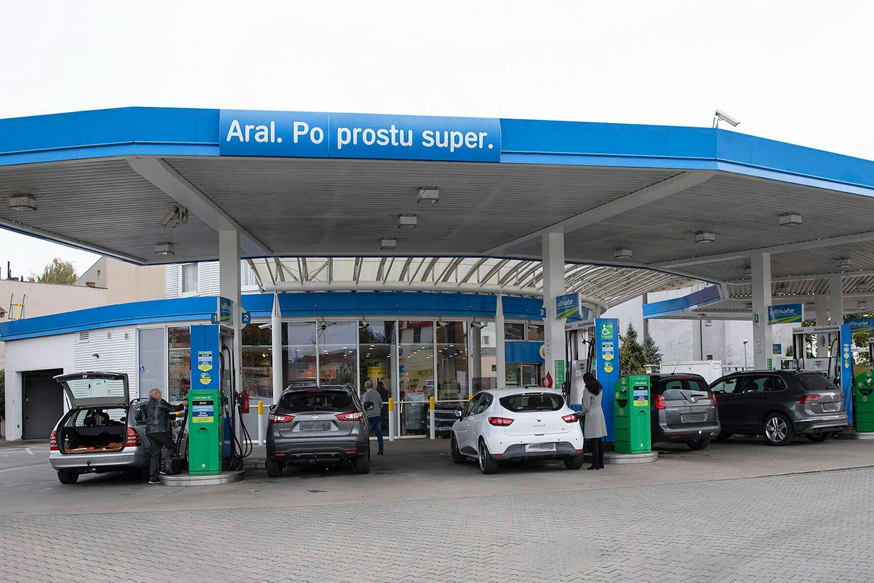 Hochbetrieb durch deutsche Fahrzeuge an den Tankstellen Slubice. Hier lohnt sich der Grenztourismus zum Sparen noch.