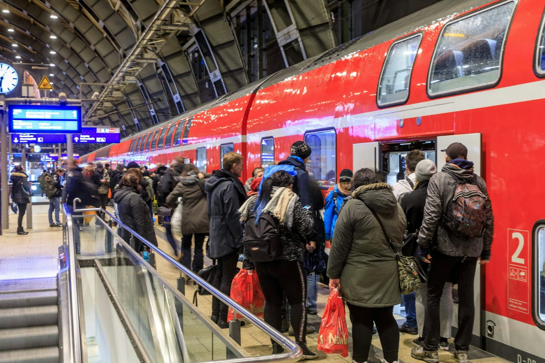 Ein Regionalexpress der Deutschen Bahn in Berlin. Seitdem es das Deutschlandticket gibt, ist die Zahl der Fahrgäste deutlich gestiegen. Wird die Bahn von dem Erfolg überrollt?