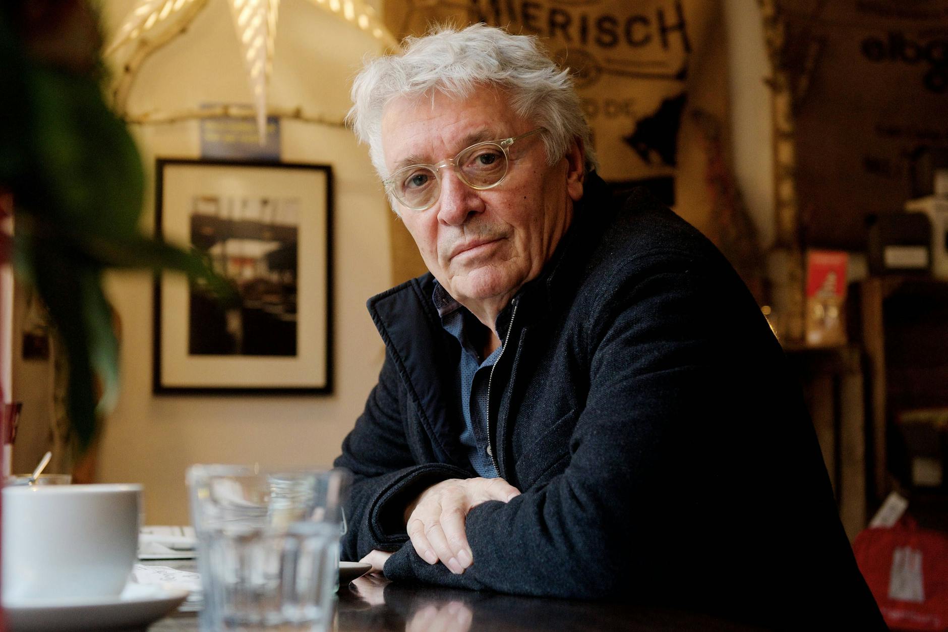 Henry Hübchen gehört zu den letzten großen Schauspielern-Stars des Landes. Er ist in West-Berlin geboren und in Ost-Berlin aufgewachsen.