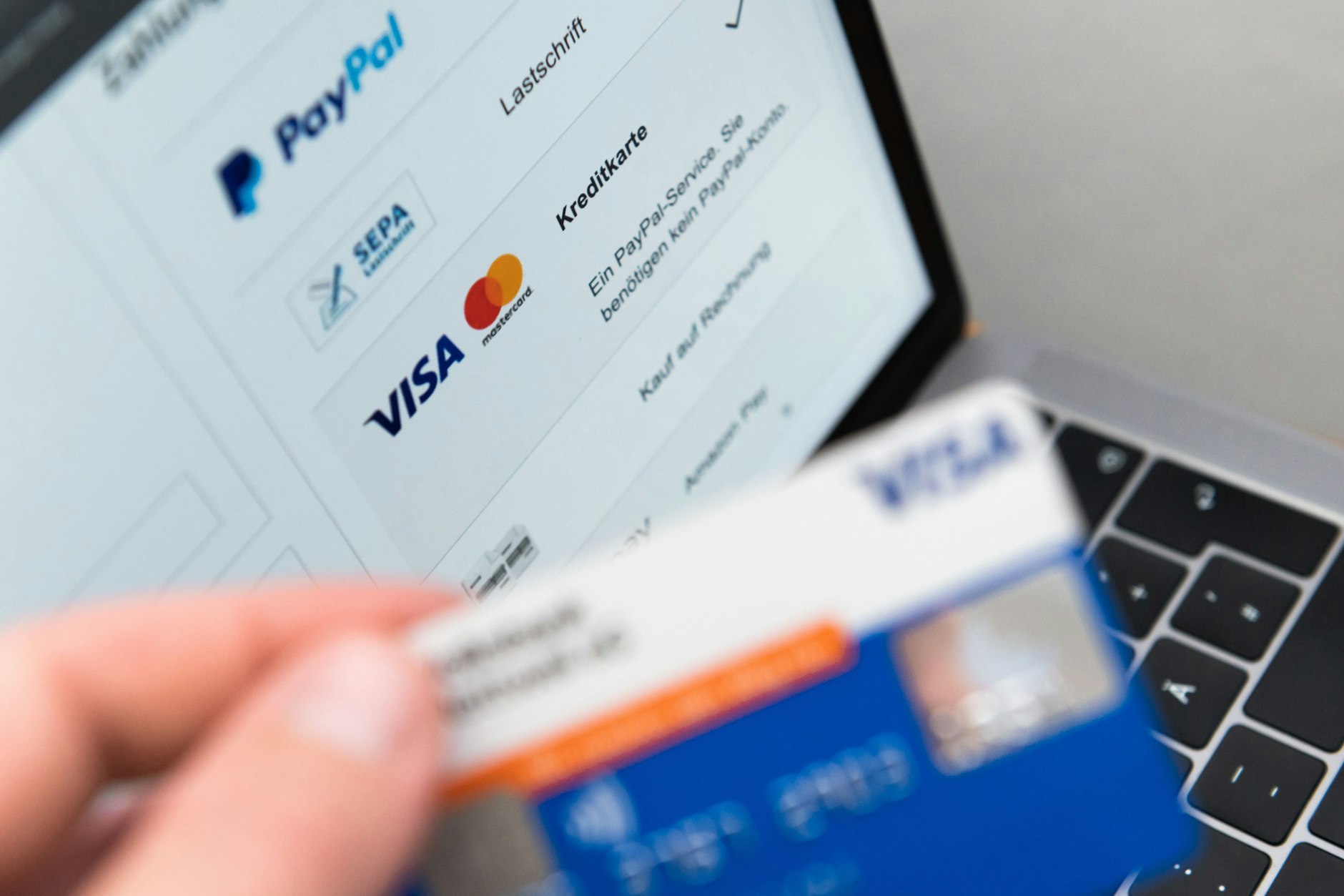 Verfügen die Betrüger über Bankdaten, wie IBAN oder Kreditkartendaten, ist dem Betrug Tür und Tor geöffnet.