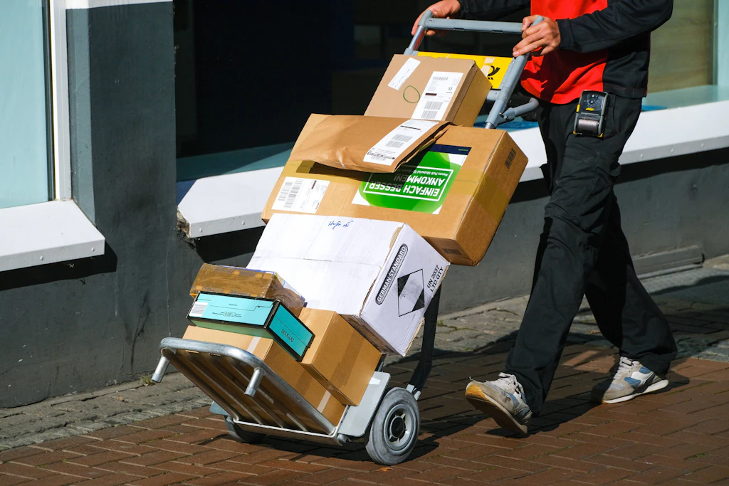 Paketversand nur noch mit Bodycam? Berliner Verbraucherzentrale warnt vor Betrügern