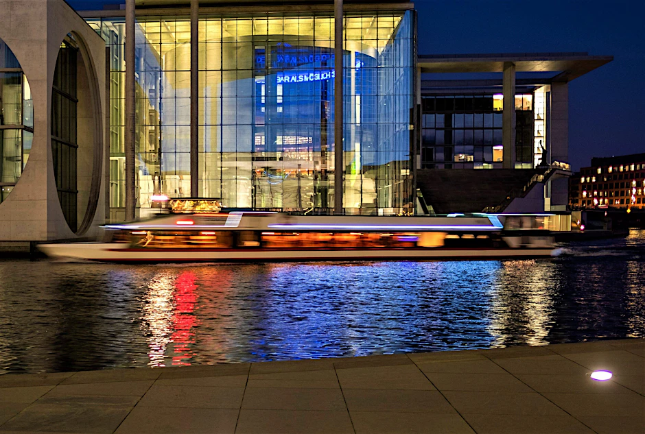 Eine Abendfahrt mit dem Schiff durch Berlin ist ein besonderes Highlight, denn die Großstadt versprüht am Abend einen ganz eigenen Charme.