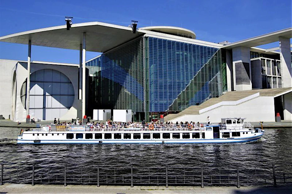 Schifffahrt „Citytour“: Durch das Regierungsviertel mit dem Kanzleramt und vorbei an vielen weiteren Highlights im Zentrum der Hauptstadt.