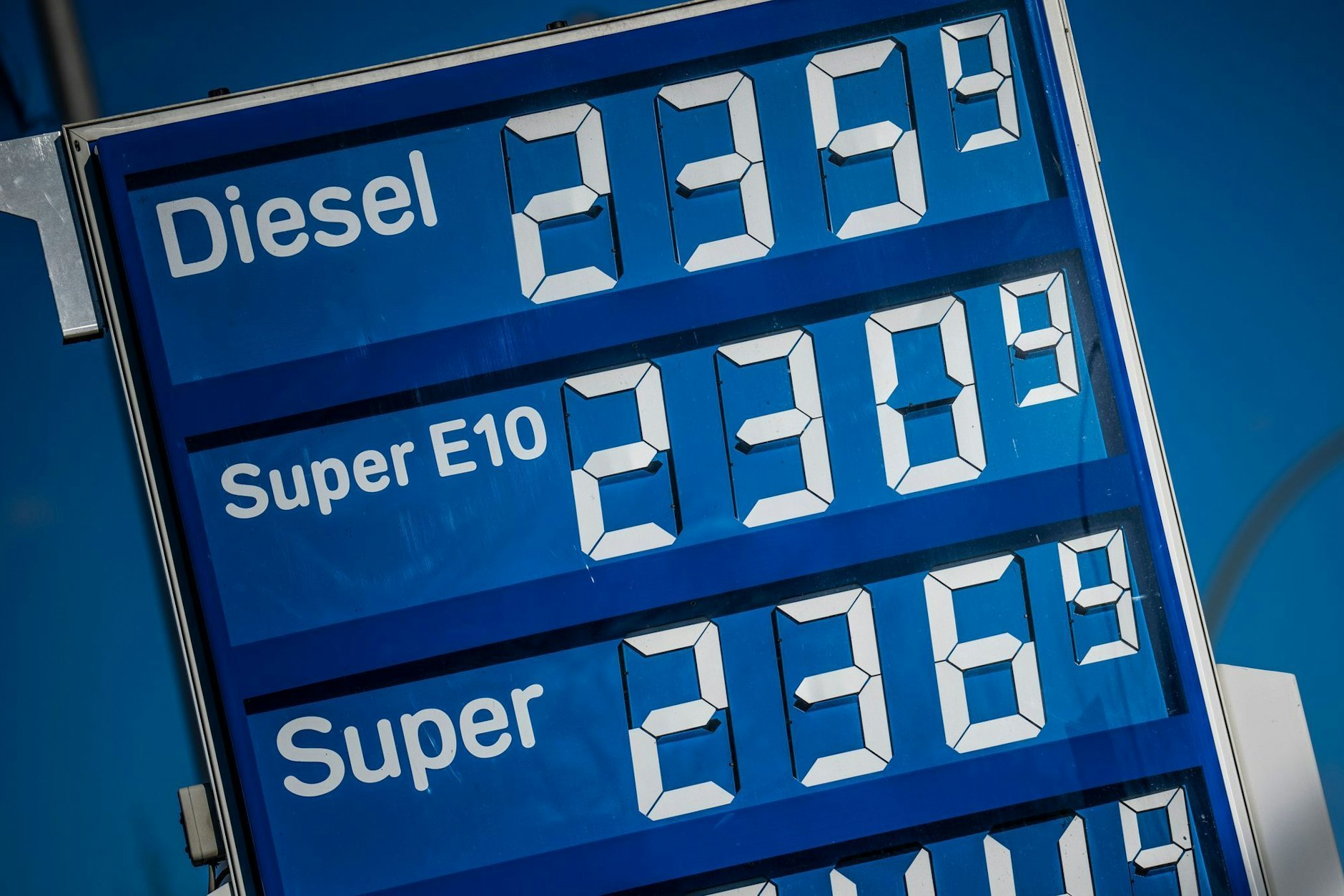 Die Spritpreise schossen in den vergangenen Wochen weit hoch. Der Unterschied zwischen Diesel und Benzin war nur noch minimal.