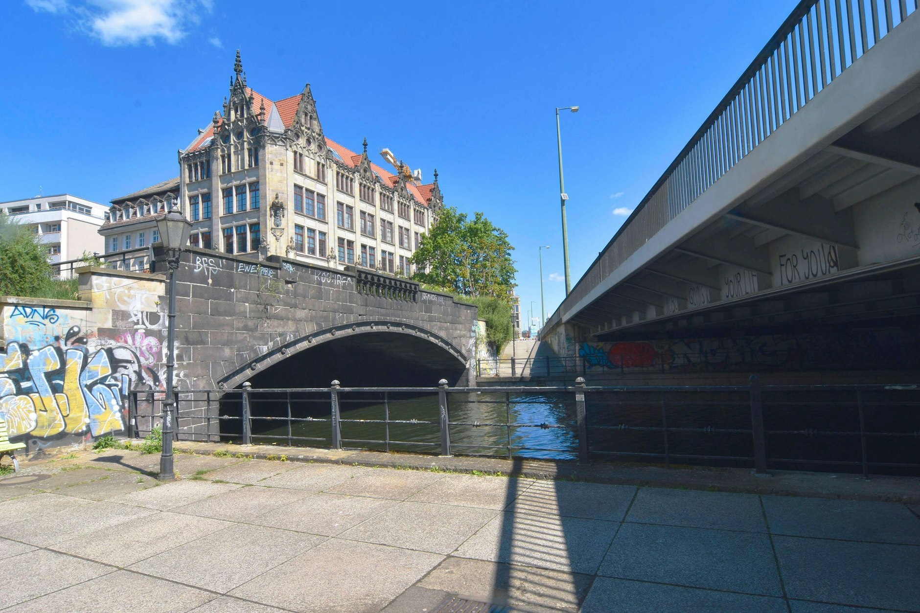 Links die Alte, rechts die Neue Gertraudenbrücke in Mitte. Die neue Brücke ist marode und wird abgerissen, die alte wird saniert.