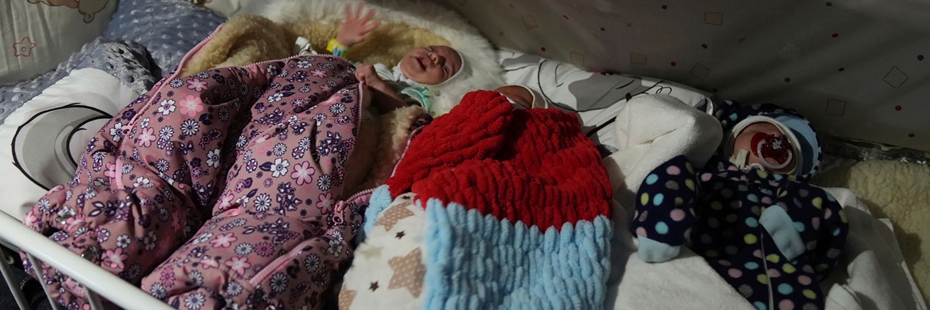 Frühchen liegen nebeneinander in einer Klinik in Mariupol – die Eltern haben die Babys dort zurückgelassen.