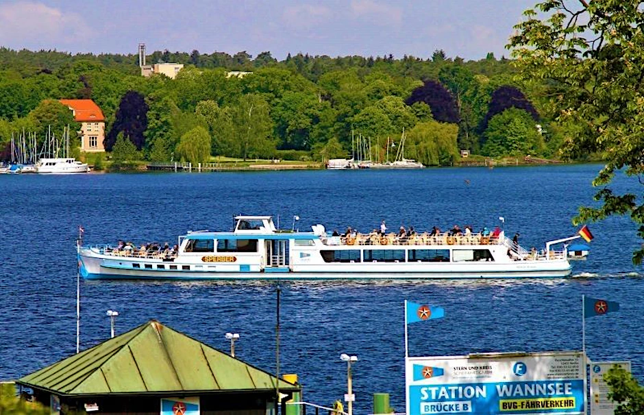 Fernab vom Trubel der Hauptstadt lädt eine Fahrt über den Wannsee zum Träumen ein. Lassen Sie sich vom sanften Wellengang tragen und genießen Sie die Ruhe, die einzigartige Natur und die beeindruckenden Panoramen entlang der 7-Seen-Route – ein echtes Berliner Sommererlebnis.