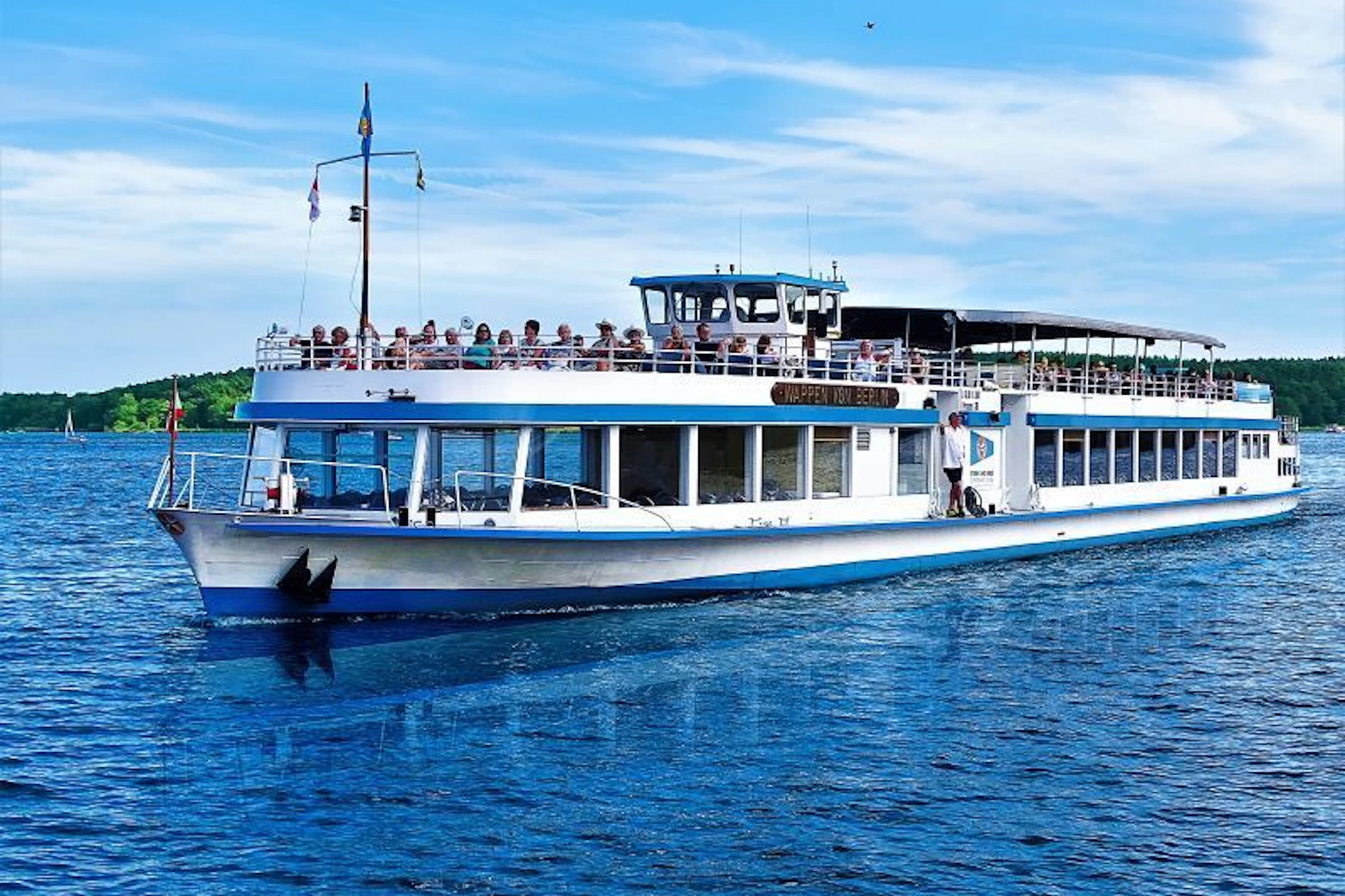 Wenn der Sommer beginnt, wird Berlin zur Bühne. Wie wäre es mit einer Schiffstour ins Umland?