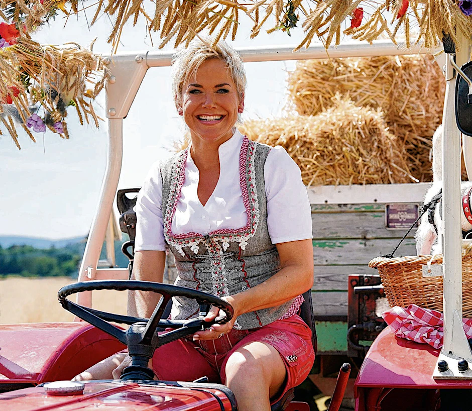 Moderatorin Inka Bause fährt fröhlich in die 21. „Bauer sucht Frau“-Staffel. Doch wie steht es um ihr Liebesglück?