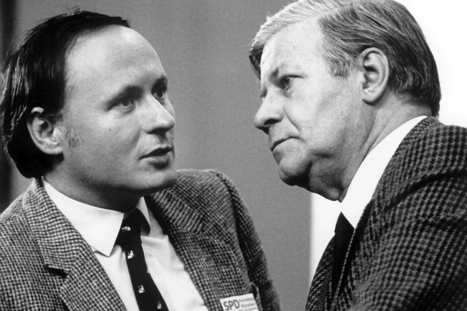 Erste Angriffe von links: Oskar Lafontaine, damals Oberbürgermeister von Saarbrücken, mit Bundeskanzler Helmut Schmidt auf dem SPD-Parteitag 1982 in München.