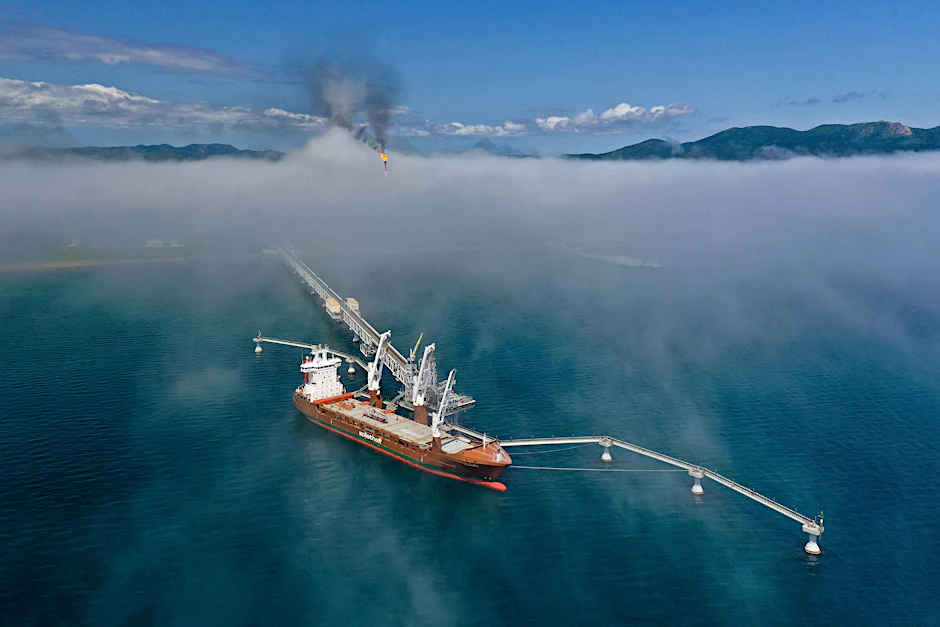 Trotz Sanktionen der USA gegen das russische Terminal Arctic LNG 2 sind mehrere Tanker auf der Suche nach Käufern in Asien.