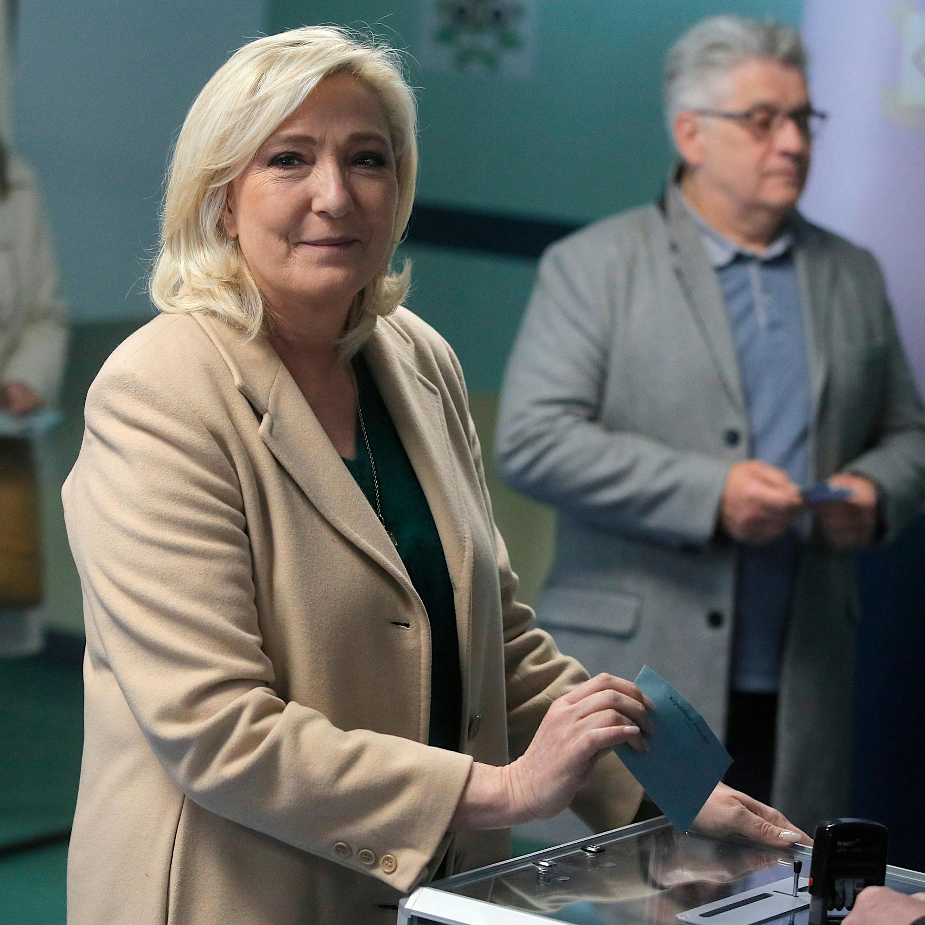 Marine Le Pen schließt Präsidentschaftskandidatur 2027 bei Fußfessel-Auflage aus