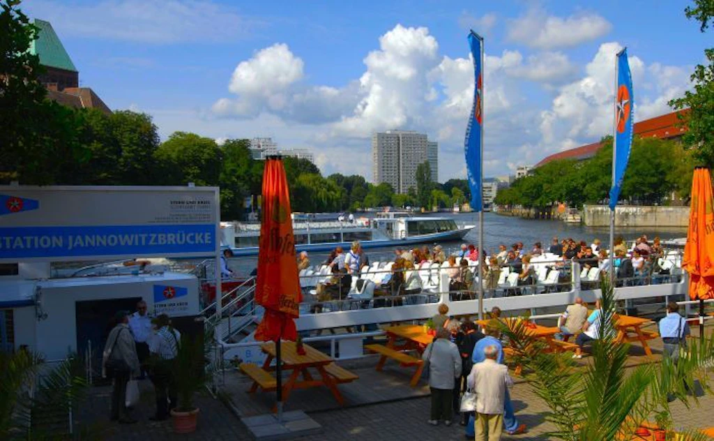 Anlegestelle "Jannowitzbrücke": bei schönem Wetter auch ein Ort zum Verweilen.