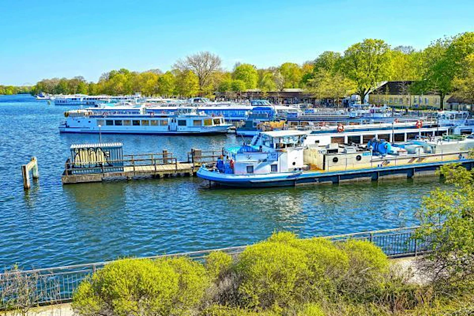 Die Anlegestelle Hafen Treptow als Ausgangspunkt für Schiffstouren zum Müggelsee und darüber hinaus.